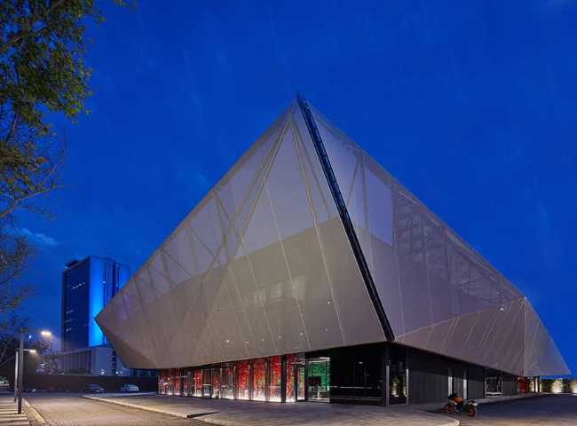 Merkez Ankara Showroom: continuous spaces flooded with light