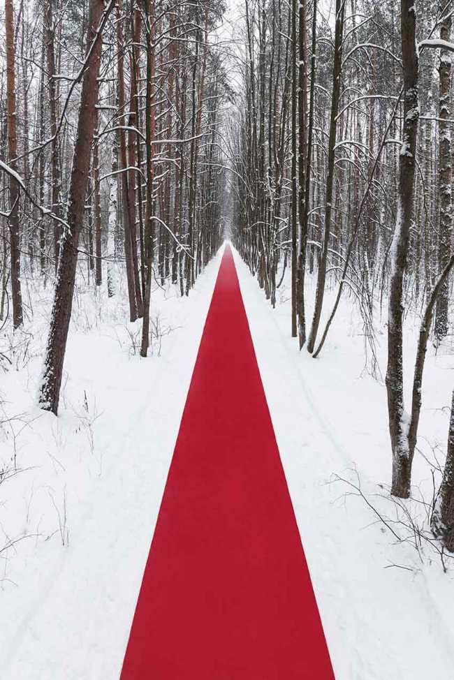 Nowhere. A red thread in the white landscape, effects of perspective and infinity