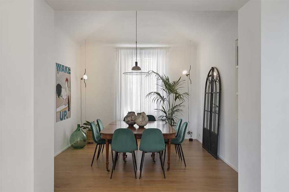 Dans une maison des années 20, l'élégance et la luminosité créent la Casa Pri