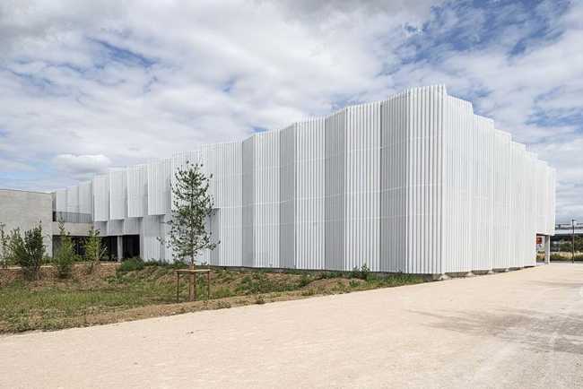 The architecture of the Blagnac Conservatory reorganizes the urban context