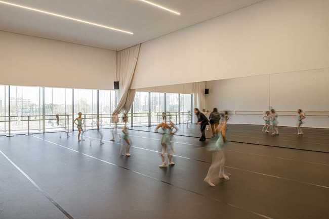 The architecture of the Blagnac Conservatory reorganizes the urban context