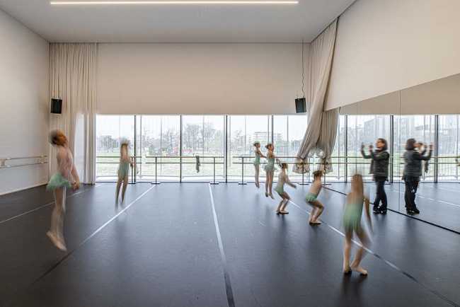 The architecture of the Blagnac Conservatory reorganizes the urban context