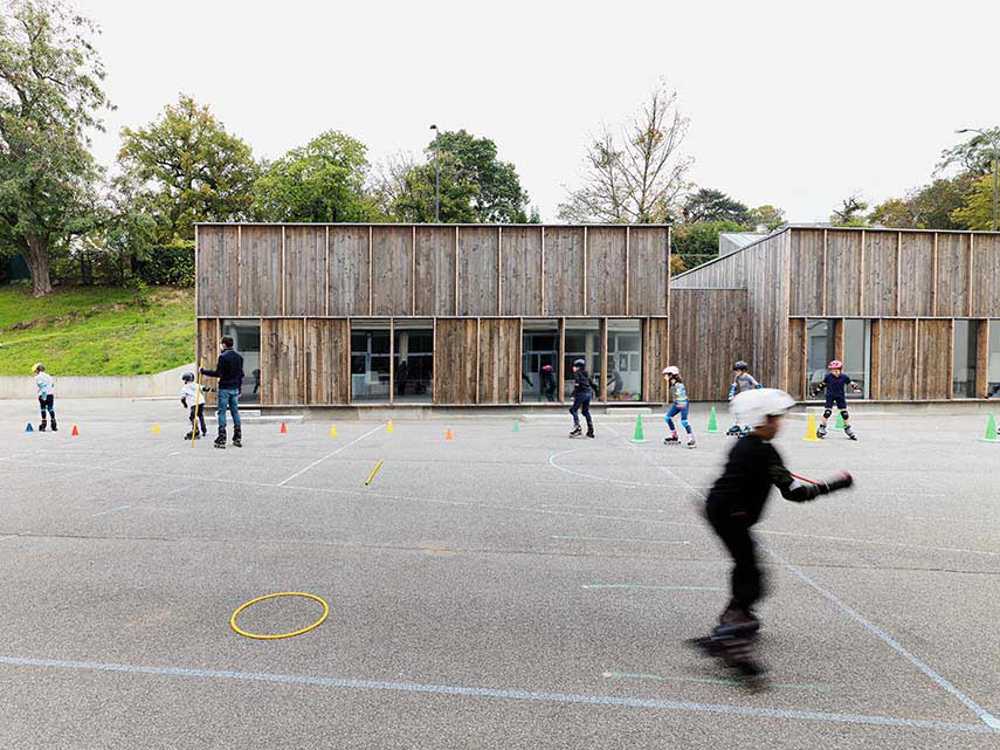 The Morel de Vindé Recreational Center welcomes you in a wooden embrace