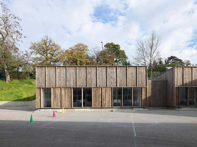 The Morel de Vindé Recreational Center welcomes you in a wooden embrace