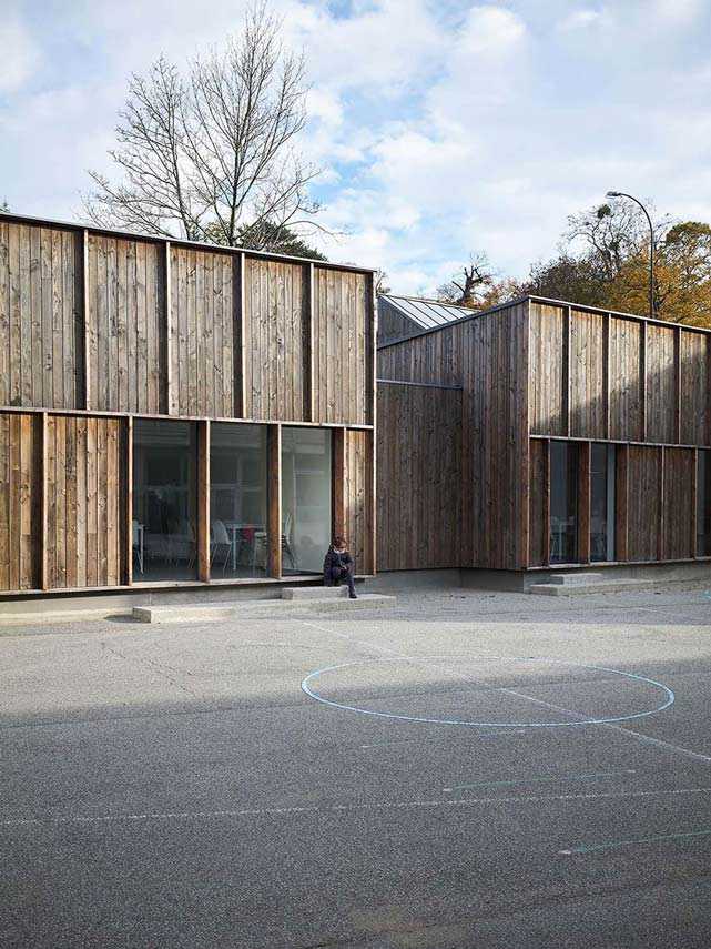 The Morel de Vindé Recreational Center welcomes you in a wooden embrace