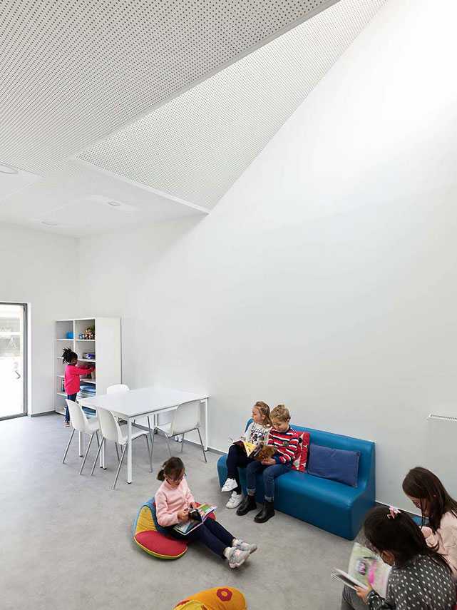 The Morel de Vindé Recreational Center welcomes you in a wooden embrace