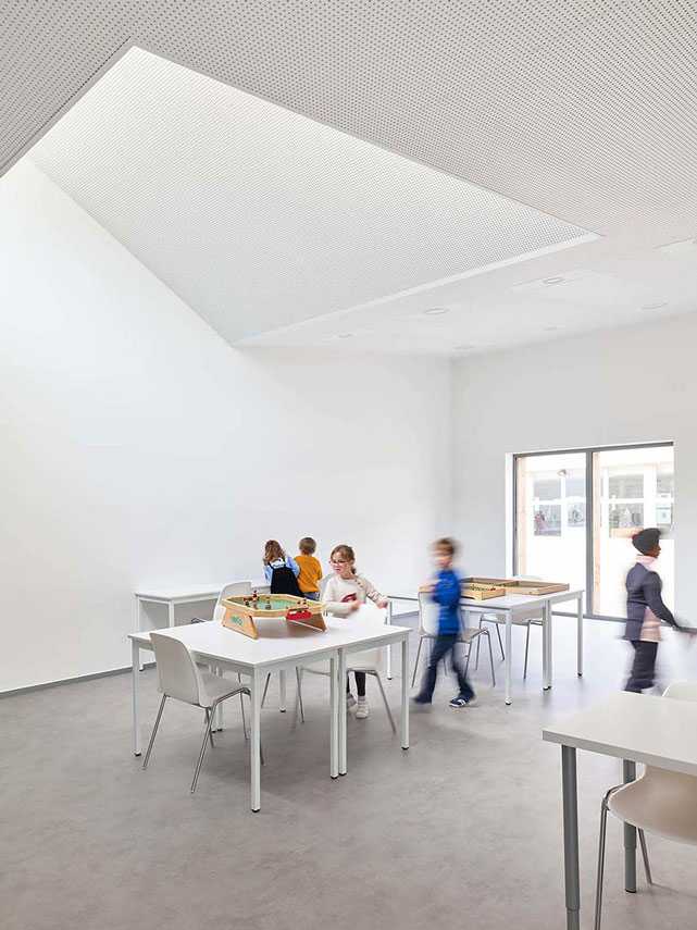 The Morel de Vindé Recreational Center welcomes you in a wooden embrace