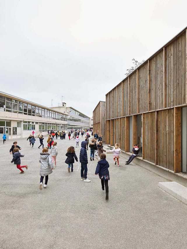 The Morel de Vindé Recreational Center welcomes you in a wooden embrace