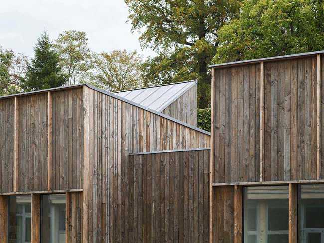 The Morel de Vindé Recreational Center welcomes you in a wooden embrace