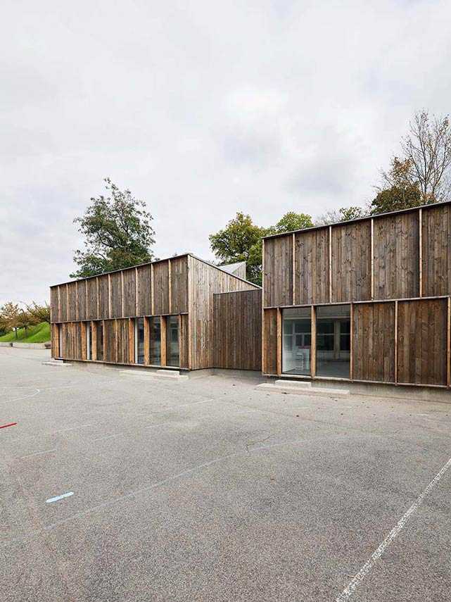 The Morel de Vindé Recreational Center welcomes you in a wooden embrace