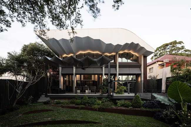 Zig Zag House. Bold shapes for the expansion of a family home