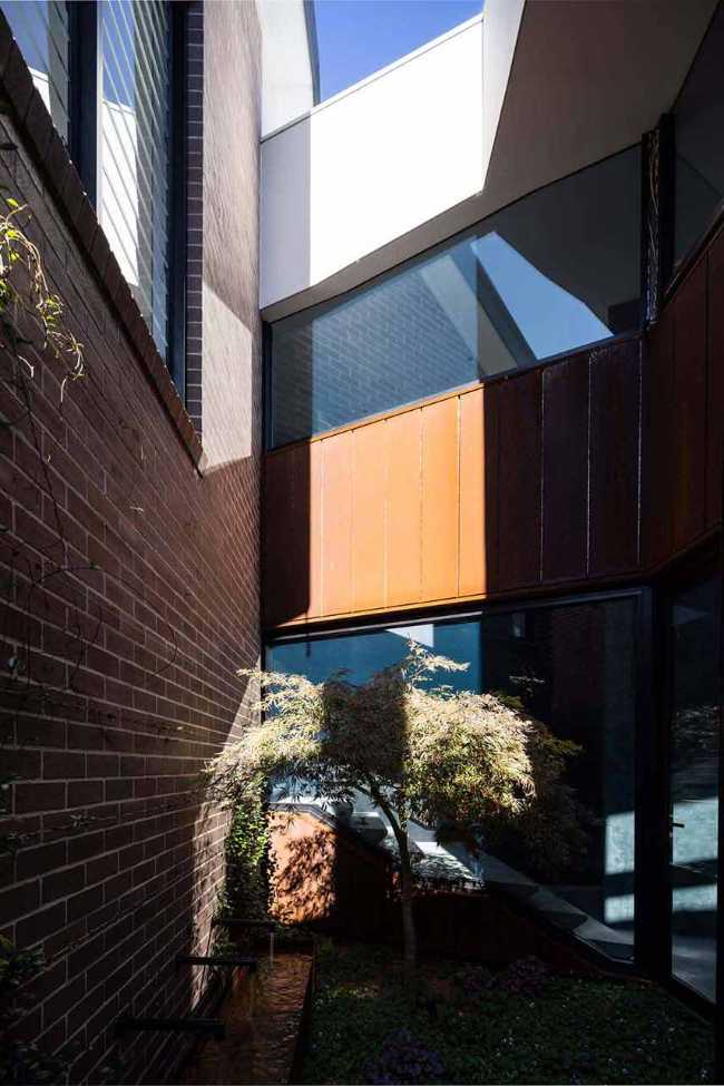 Zig Zag House. Bold shapes for the expansion of a family home