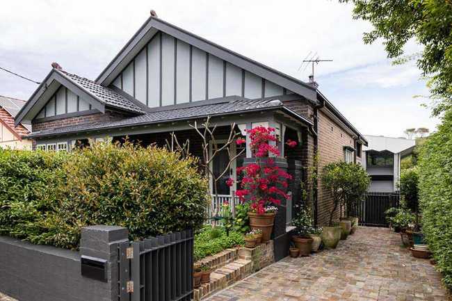 Zig Zag House. Bold shapes for the expansion of a family home