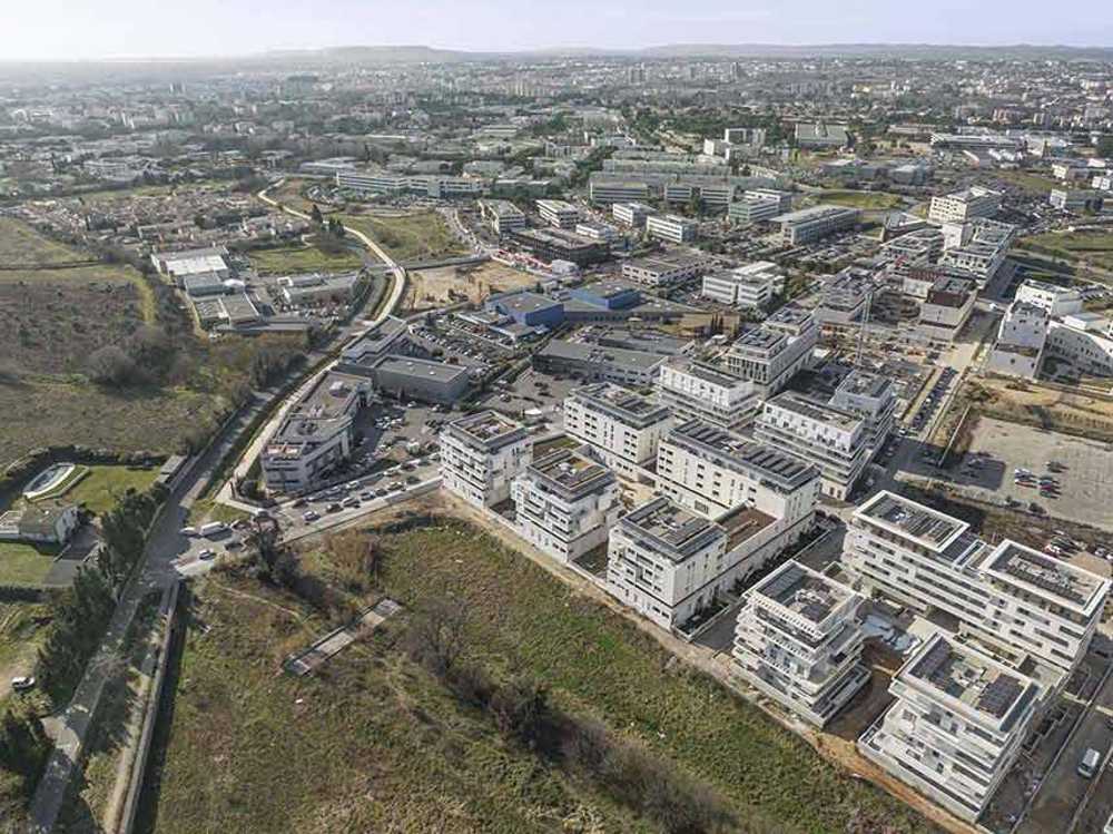 Cosmopoly residence in prime position overlooking the lush Lironde park