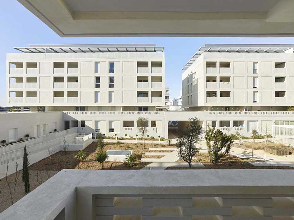 Cosmopoly residence in prime position overlooking the lush Lironde park