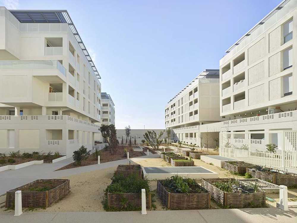 Cosmopoly residence in prime position overlooking the lush Lironde park