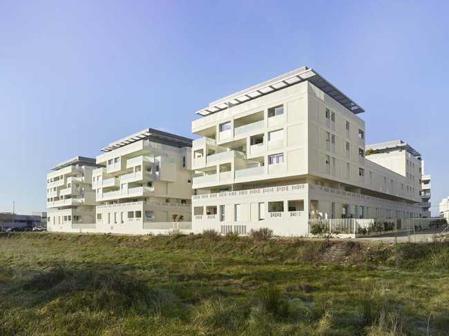 Cosmopoly residence in prime position overlooking the lush Lironde park