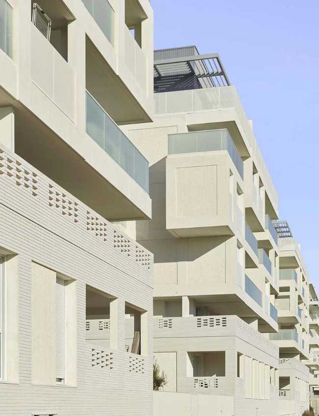 Cosmopoly residence in prime position overlooking the lush Lironde park