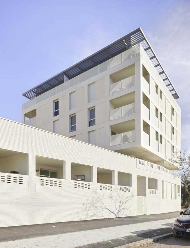 Cosmopoly residence in prime position overlooking the lush Lironde park