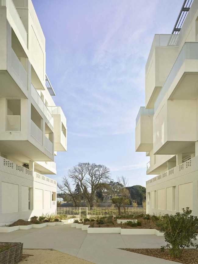 Cosmopoly residence in prime position overlooking the lush Lironde park