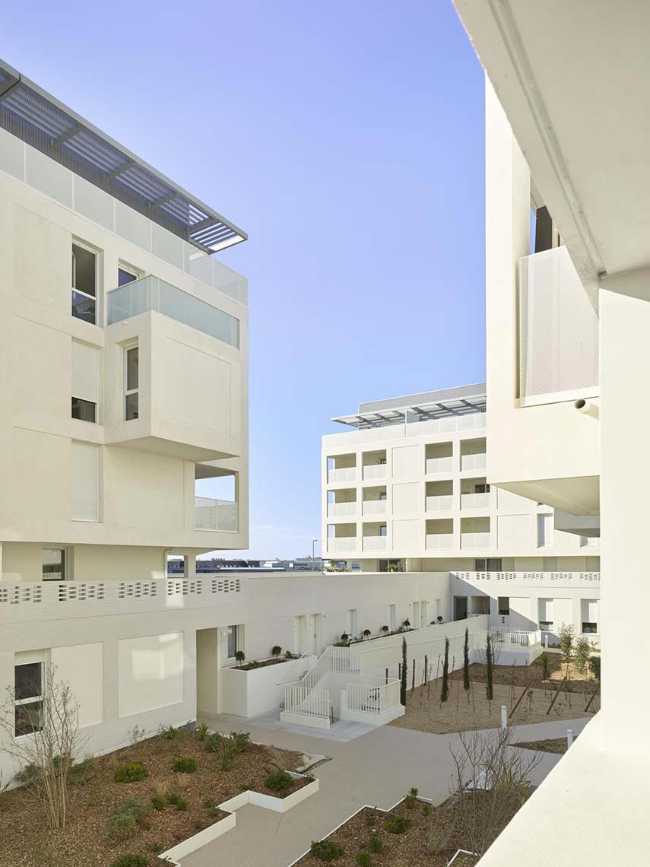 Cosmopoly residence in prime position overlooking the lush Lironde park