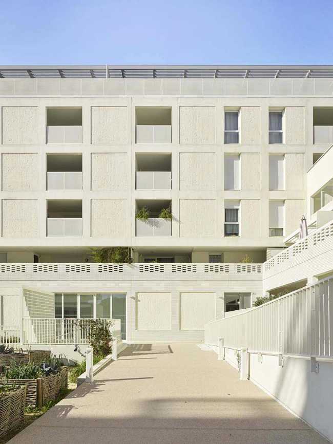 Cosmopoly residence in prime position overlooking the lush Lironde park