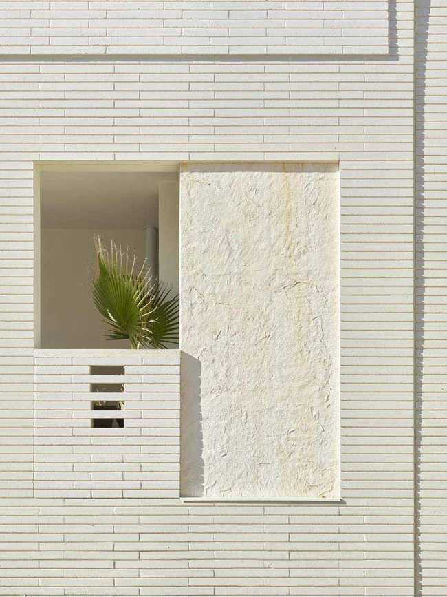 Cosmopoly residence in prime position overlooking the lush Lironde park