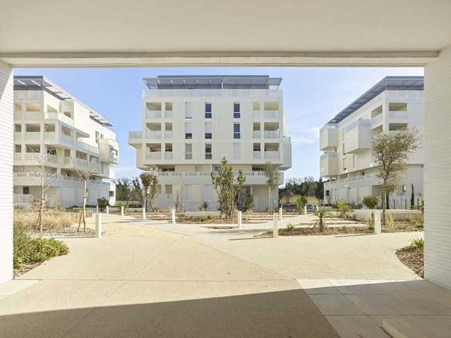 Cosmopoly residence in prime position overlooking the lush Lironde park