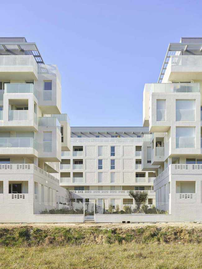 Cosmopoly residence in prime position overlooking the lush Lironde park