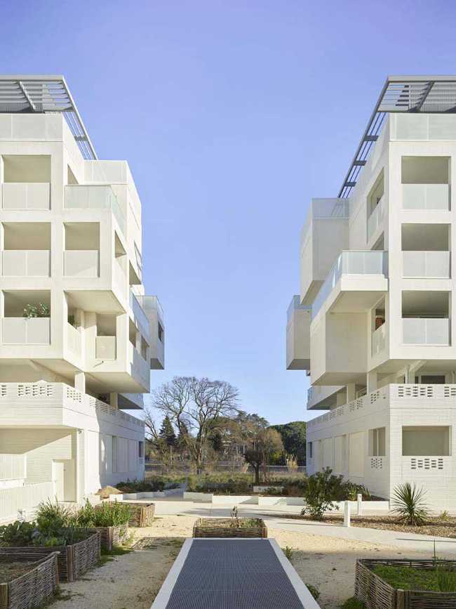 Cosmopoly residence in prime position overlooking the lush Lironde park