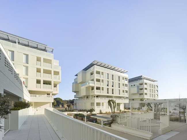 Cosmopoly residence in prime position overlooking the lush Lironde park