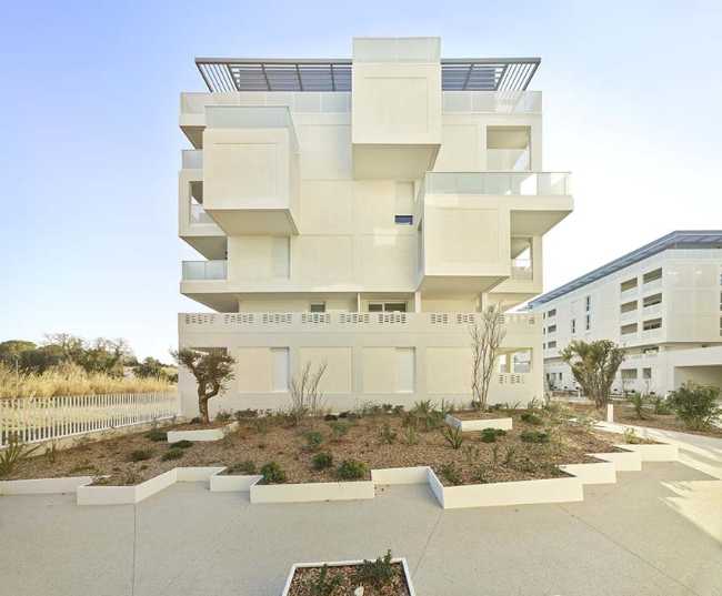 Cosmopoly residence in prime position overlooking the lush Lironde park