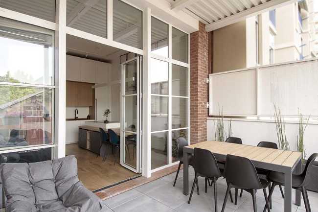 Ripensare lo spazio: una casa dal design minimalista e sofisticato