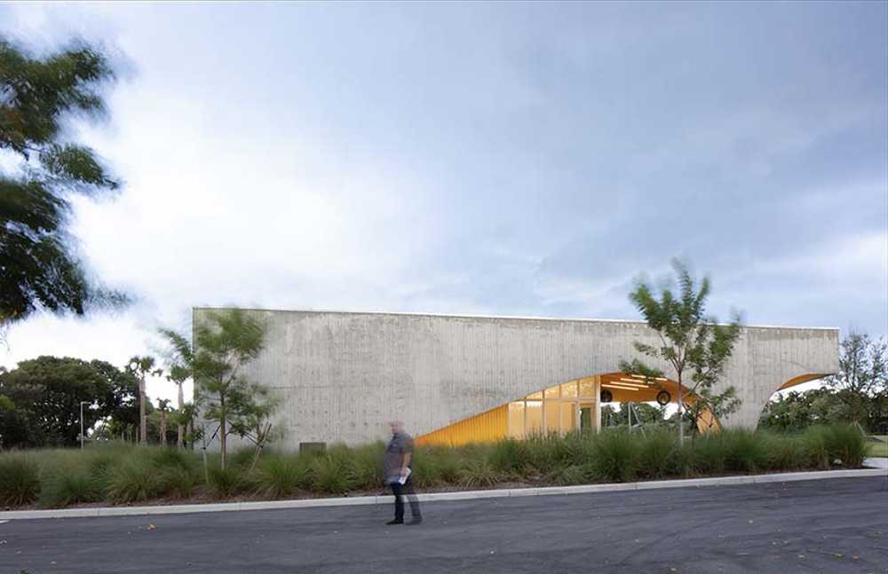 Youth Sports Field House: concreto y metal para un diseño resiliente