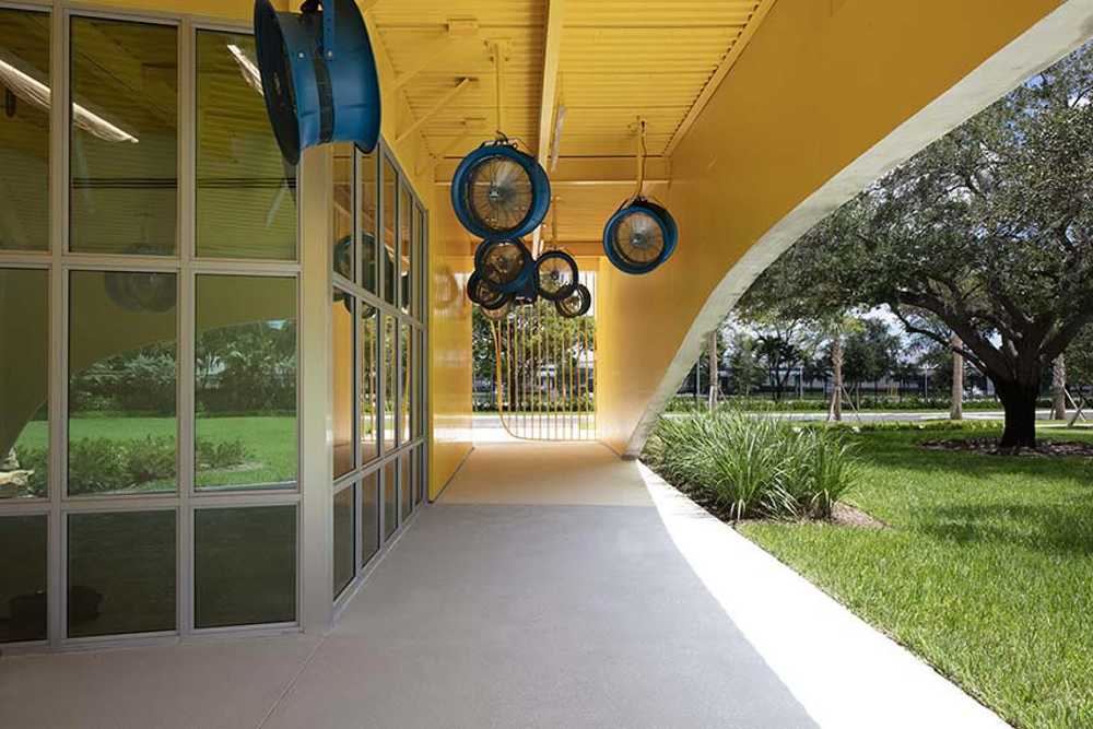 Youth Sports Field House: concreto y metal para un diseño resiliente