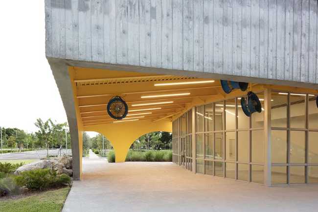Youth Sports Field House: concreto y metal para un diseño resiliente
