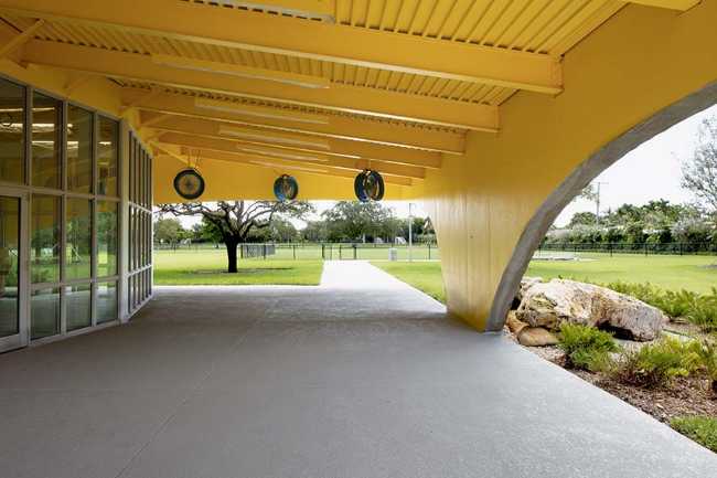 Youth Sports Field House: concreto y metal para un diseño resiliente