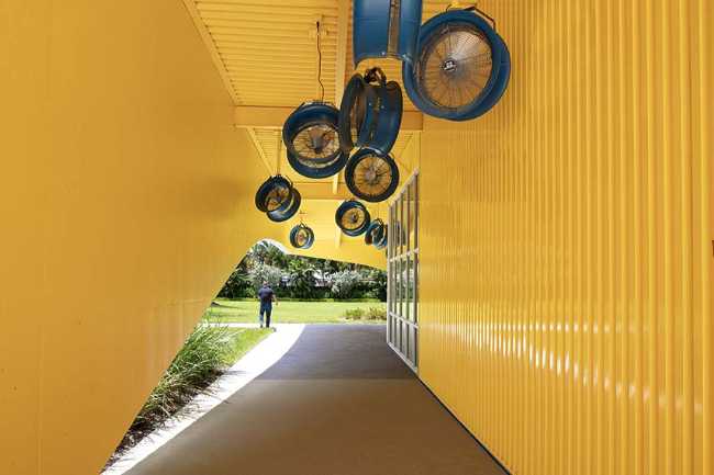 Youth Sports Field House: concreto y metal para un diseño resiliente