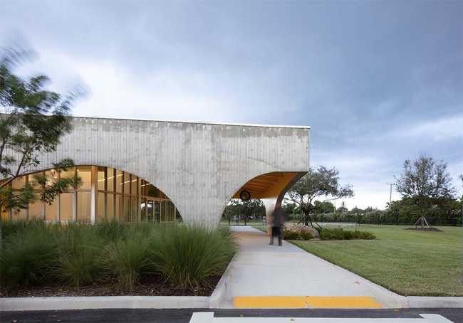 Youth Sports Field House: concreto y metal para un diseño resiliente