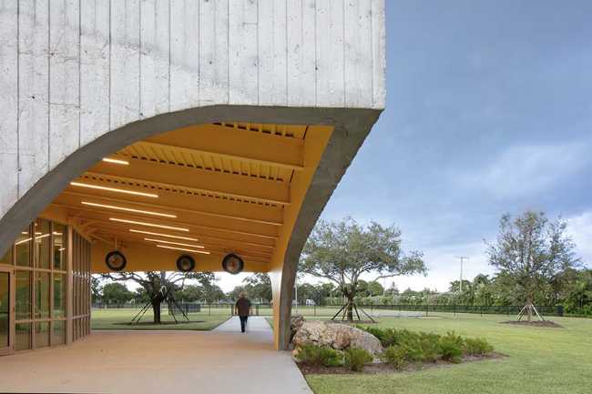 Youth Sports Field House: concreto y metal para un diseño resiliente