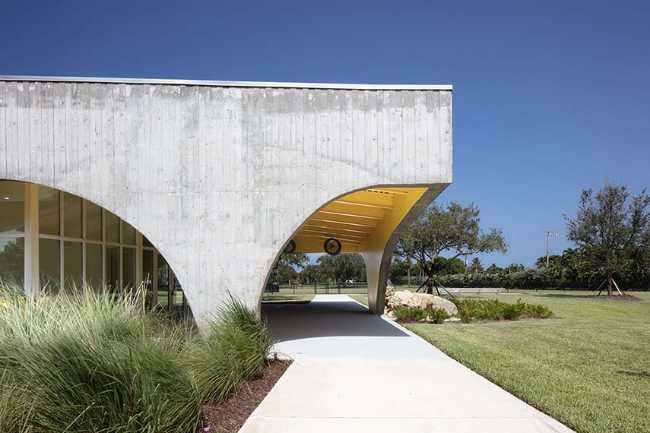 Youth Sports Field House: concreto y metal para un diseño resiliente