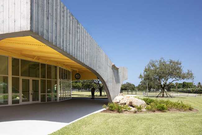 Youth Sports Field House: concreto y metal para un diseño resiliente