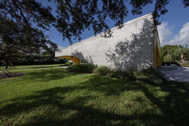 Youth Sports Field House: concreto y metal para un diseño resiliente