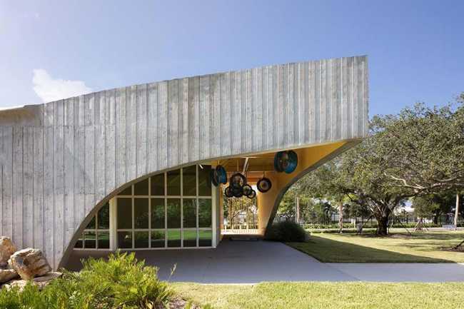 Youth Sports Field House: concreto y metal para un diseño resiliente