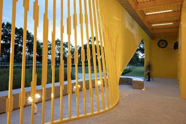 Youth Sports Field House: concreto y metal para un diseño resiliente