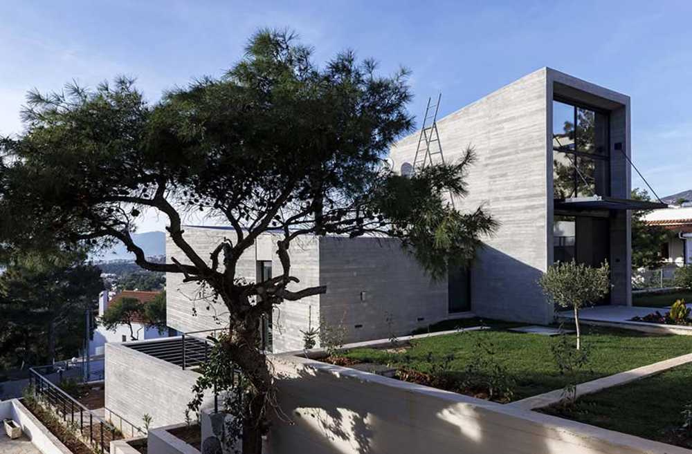 Un prisme en béton capture le panorama. Villa PNOES à Penteli