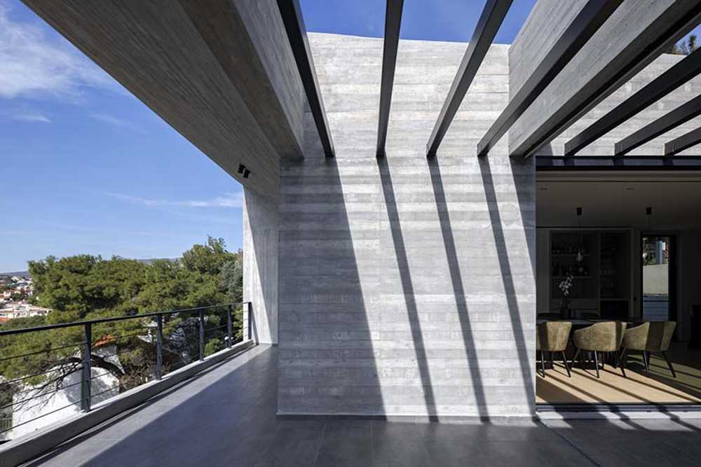 Un prisme en béton capture le panorama. Villa PNOES à Penteli