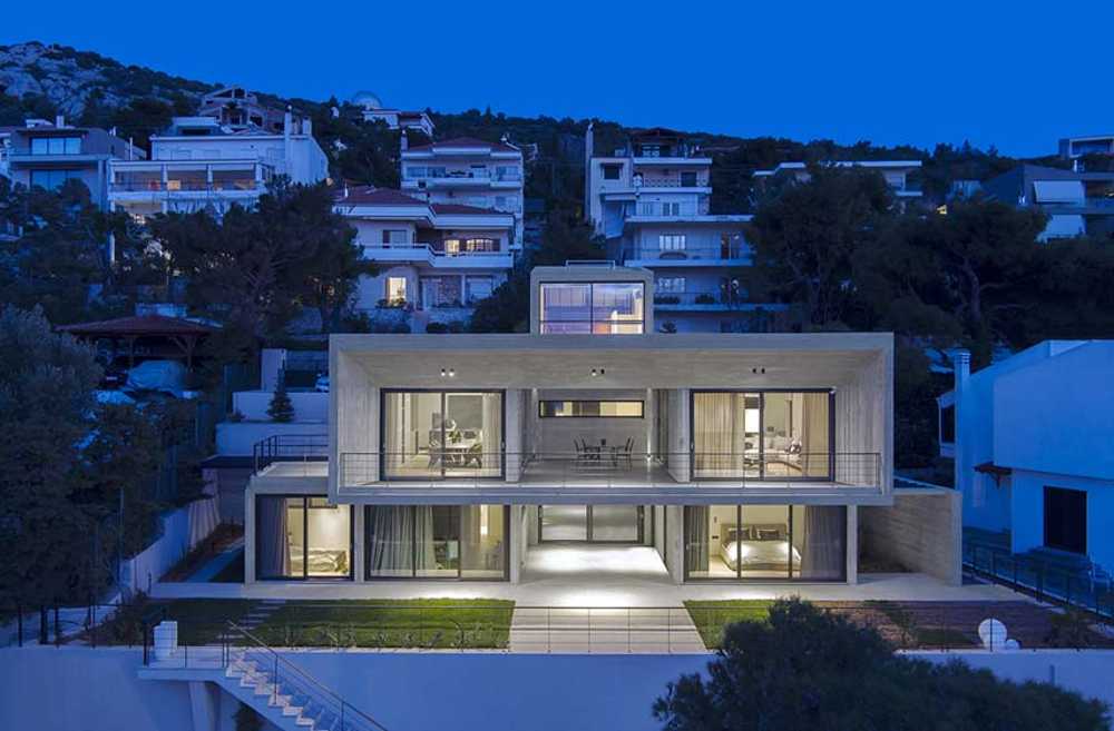 Un prisme en béton capture le panorama. Villa PNOES à Penteli