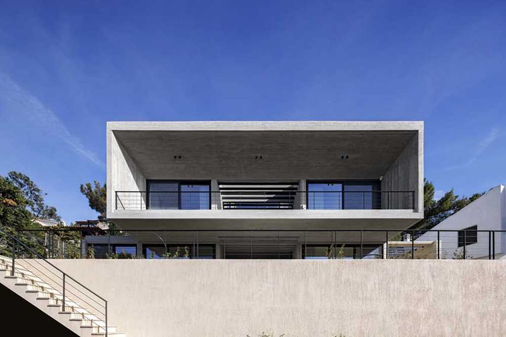 Un prisme en béton capture le panorama. Villa PNOES à Penteli