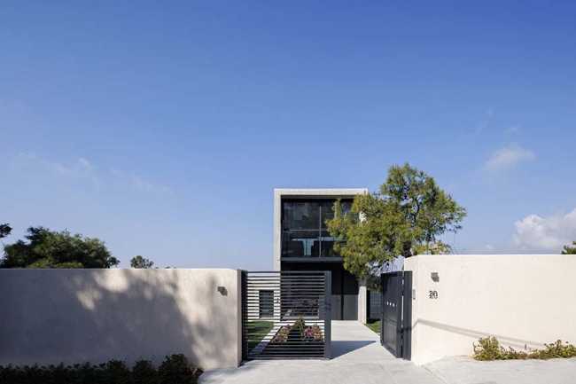 Un prisme en béton capture le panorama. Villa PNOES à Penteli